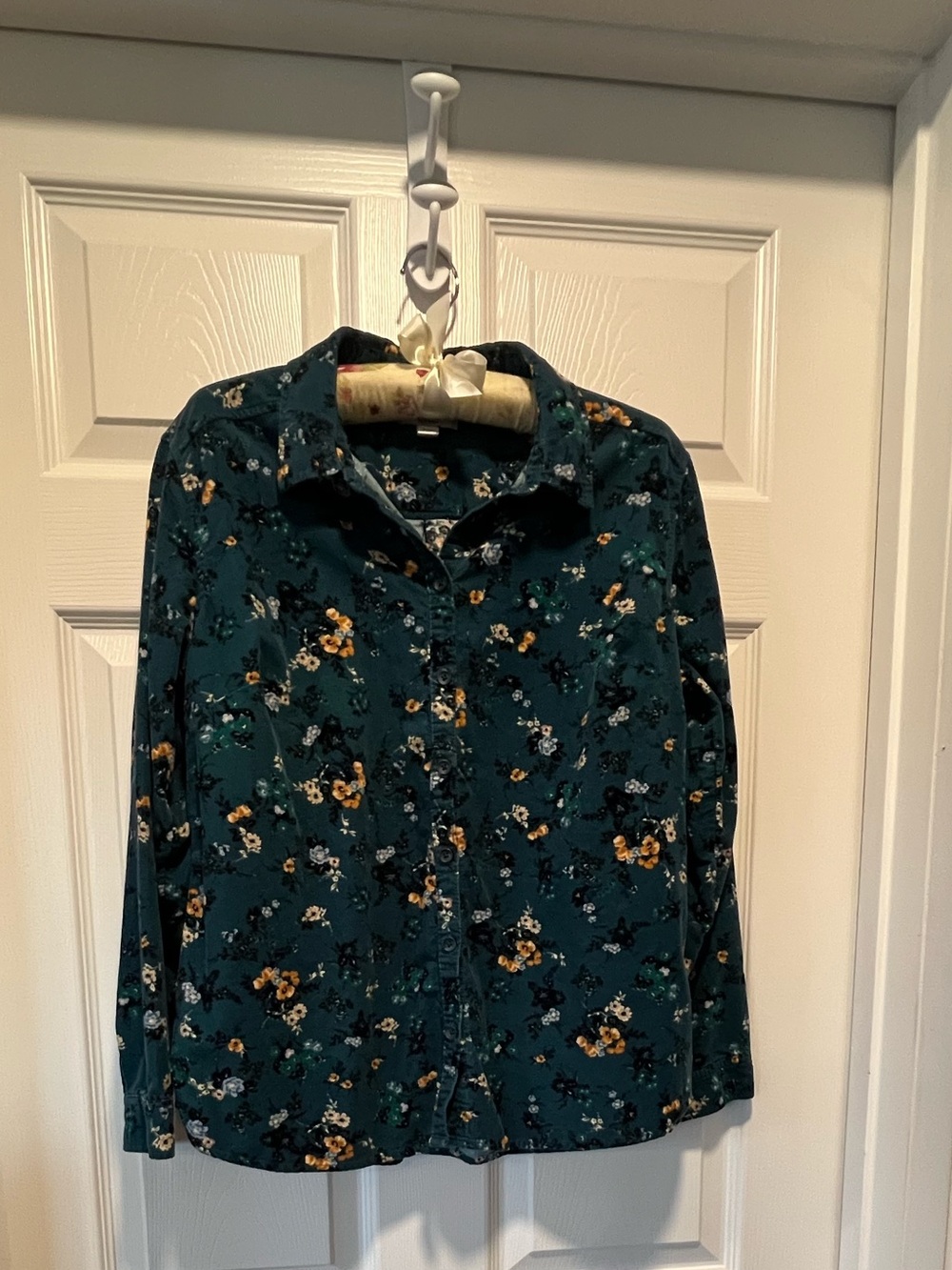 Croft & Barrow Floral Shirt
Size: Medium (Petite)
Main Color: Green